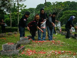 Aktivis dan Keluarga Korban Kenang Tragedi 98 di TPU Pondok Ranggon Aktivis dan Keluarga Korban Kenang Tragedi 98 di TPU Pondok Ranggon