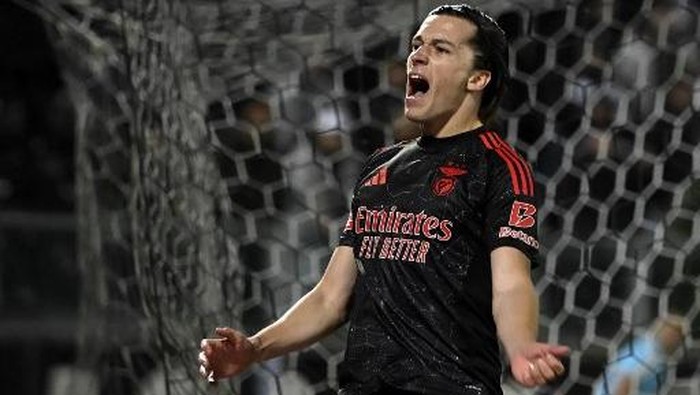 Alvaro Carreras Benficas Spanish defender #03 Alvaro Fernandez Carreras celebrates after scoring during the Portuguese League football match between Vitoria Guimaraes SC and SL Benfica at the Dom Afonso Henriques stadium in Guimaraes, Portugal, on April 19, 2025. (Photo by MIGUEL RIOPA / AFP)