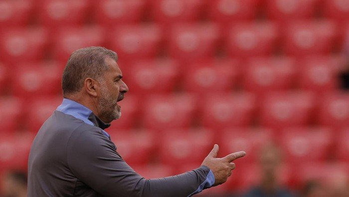Soccer Football - Europa League - Final - Tottenham Hotspur Training - San Mames, Bilbao, Spain - May 20, 2025 Tottenham Hotspur manager Ange Postecoglou during training REUTERS/Andrew Couldridge