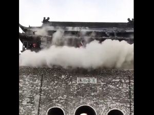 Video: Detik-detik Runtuhnya Atap Bangunan Berumur 650 Tahun di China