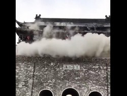 Video: Detik-detik Runtuhnya Atap Bangunan Berumur 650 Tahun di China