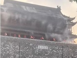 Video Penyebab Runtuhnya Atap Bangunan 650 Tahun di China Diselidiki