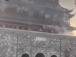 Detik-detik Insiden Runtuhnya Atap Bangunan Berumur 650 Tahun di China Detik-detik Insiden Runtuhnya Atap Bangunan Berumur 650 Tahun di China