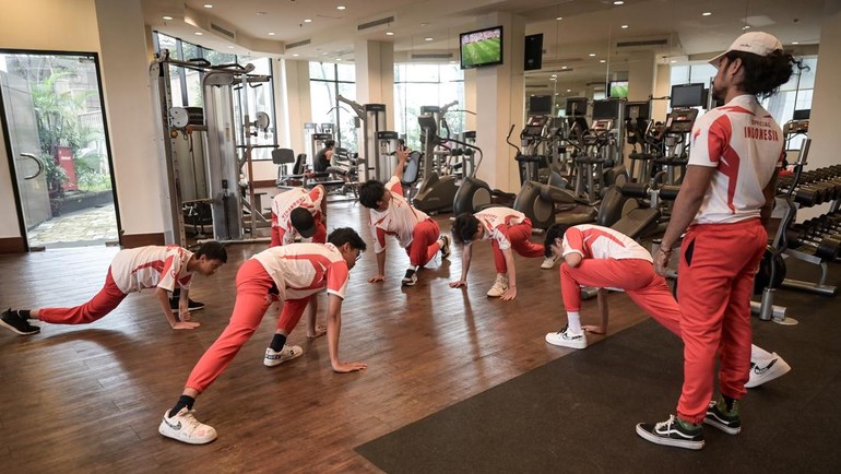 Sejumlah atlet Timnas esports Indonesia menjalani latihan fisik intensif di Pelatnas Esports, Jakarta, Selasa (20/5/2025). Latihan ini merupakan bagian dari persiapan menuju SEA Games ke-33 yang akan digelar di Thailand pada 7 hingga 19 Desember 2025. 