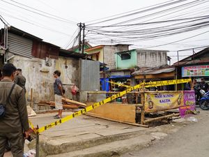 Satpol PP Bogor Bongkar 17 Bangunan Liar di Sekitar Pasar Ciluar Satpol PP Bogor Bongkar 17 Bangunan Liar di Sekitar Pasar Ciluar