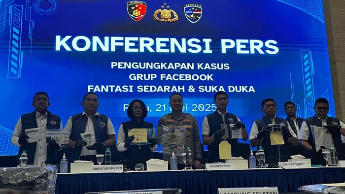 Direktorat Siber Bareskrim Polisi Republik Indonesia dan Direktorat Siber Polda Metro Jaya membongkar grup FB Fantasi Sedarah