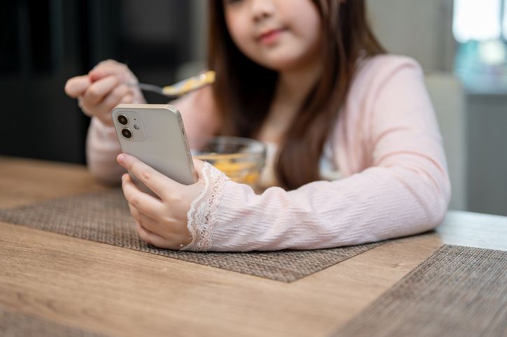 Efek makan sambil main HP Makan Sambil Main HP Dapat Memicu Gangguan Makan