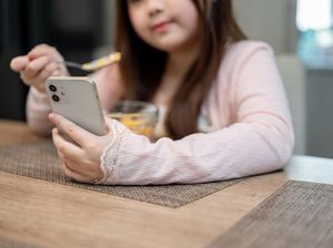 Makan Sambil Main HP Dapat Memicu Gangguan Makan Makan Sambil Main HP Dapat Memicu Gangguan Makan