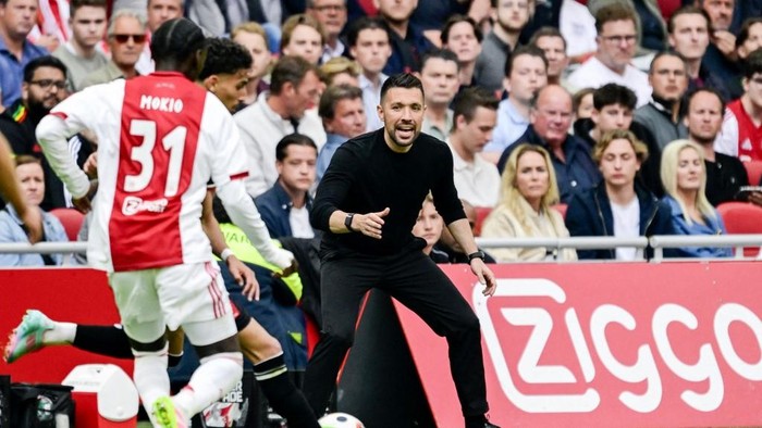 Ajax Italian coach Francesco Farioli (C) gestures during the Dutch Eredivisie football match between Ajax Amsterdam and FC Twente at the Johan Cruijff ArenA, in Amsterdam on May 18, 2025. (Photo by Olaf Kraak / ANP / AFP) / Netherlands OUT