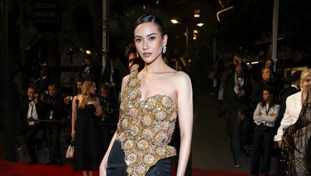 Foto: Elvira Devinamira Muncul Lagi di Cannes 2025, Pakai Gaun Backless Foto: Elvira Devinamira Muncul Lagi di Cannes 2025, Pakai Gaun Backless