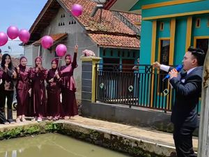 Tiru Gaya Pool Party, Pengantin dan Bridesmaid Lepas Balon di Tepi Empang Tiru Gaya Pool Party, Pengantin dan Bridesmaid Lepas Balon di Tepi Empang