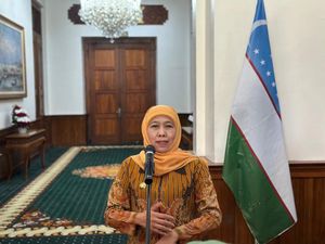 Komentar Khofifah Soal Bupati Gresik Gus Yani yang Jadi Petugas Haji Komentar Khofifah Soal Bupati Gresik Gus Yani yang Jadi Petugas Haji