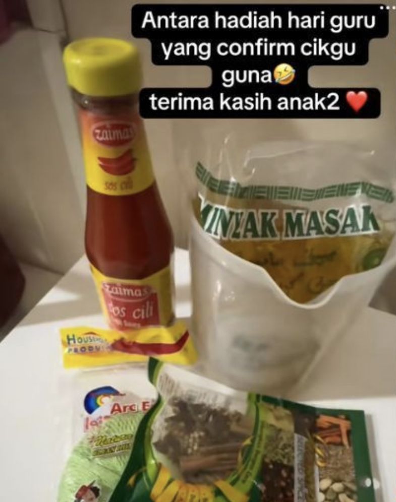 Guru Malaysia Diberi Hadiah 10 Ikan Kembung dan Minyak di Hari Guru