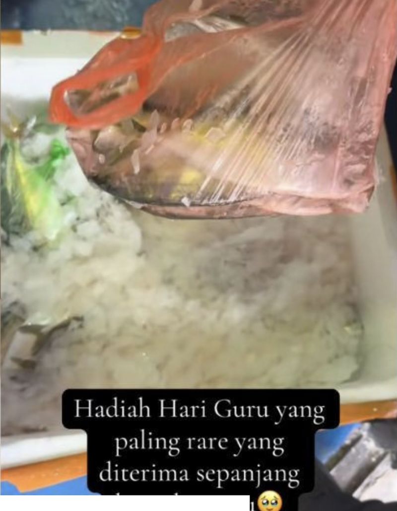Guru Malaysia Diberi Hadiah 10 Ikan Kembung dan Minyak di Hari Guru