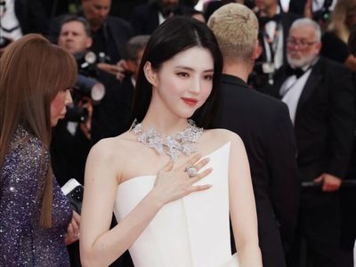 Momen Han So Hee di Cannes: Handukan, Berenang, Karpet Merah