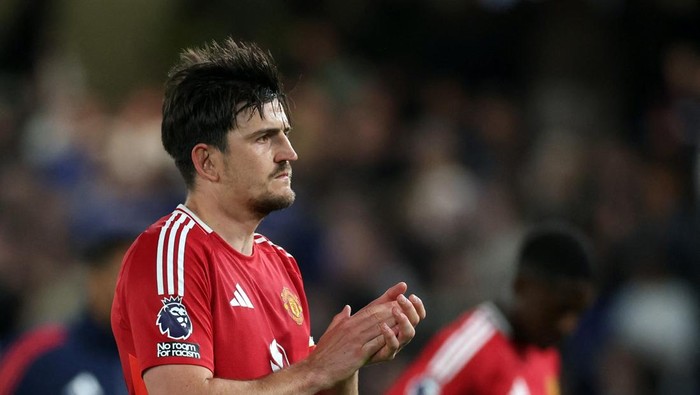 Soccer Football - Premier League - Chelsea v Manchester United - Stamford Bridge, London, Britain - May 16, 2025 Manchester Uniteds Harry Maguire looks dejected as he applauds fans after the match Action Images via Reuters/Paul Childs EDITORIAL USE ONLY. NO USE WITH UNAUTHORIZED AUDIO, VIDEO, DATA, FIXTURE LISTS, CLUB/LEAGUE LOGOS OR LIVE SERVICES. ONLINE IN-MATCH USE LIMITED TO 120 IMAGES, NO VIDEO EMULATION. NO USE IN BETTING, GAMES OR SINGLE CLUB/LEAGUE/PLAYER PUBLICATIONS. PLEASE CONTACT YOUR ACCOUNT REPRESENTATIVE FOR FURTHER DETAILS..
