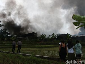 6 Jam Lebih Kebakaran Pabrik Garmen di Sleman Belum Padam 6 Jam Lebih Kebakaran Pabrik Garmen di Sleman Belum Padam