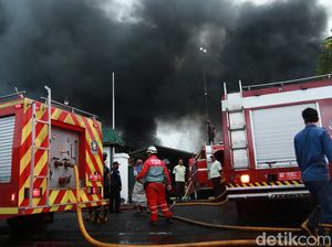 13 Damkar Diterjunkan Padamkan Kebakaran Pabrik Garmen di Sleman 13 Damkar Diterjunkan Padamkan Kebakaran Pabrik Garmen di Sleman
