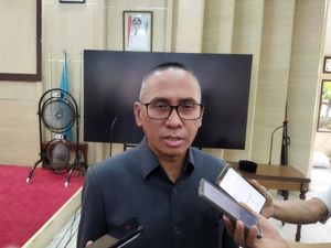 Warga Pandeglang Perbaiki Jalan Rusak Secara Swadaya, Pemkab Minta Bersabar