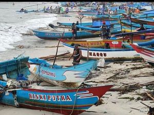 Perahu Nelayan-Fasilitas di Pantai Pangandaran Rusak Diterjang Ombak Perahu Nelayan-Fasilitas di Pantai Pangandaran Rusak Diterjang Ombak