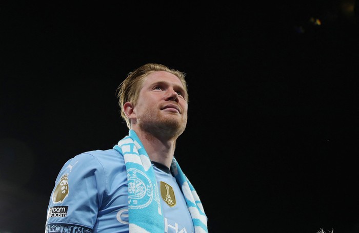 kevin de bruyne manchester city man city premier league liga inggris Soccer Football - Premier League - Manchester City v AFC Bournemouth - Etihad Stadium, Manchester, Britain - May 20, 2025 Manchester City's Kevin De Bruyne during a lap of appreciation after the match as he plays his last match at the Etihad Stadium REUTERS/Scott Heppell EDITORIAL USE ONLY. NO USE WITH UNAUTHORIZED AUDIO, VIDEO, DATA, FIXTURE LISTS, CLUB/LEAGUE LOGOS OR 'LIVE' SERVICES. ONLINE IN-MATCH USE LIMITED TO 120 IMAGES, NO VIDEO EMULATION. NO USE IN BETTING, GAMES OR SINGLE CLUB/LEAGUE/PLAYER PUBLICATIONS. PLEASE CONTACT YOUR ACCOUNT REPRESENTATIVE FOR FURTHER DETAILS..