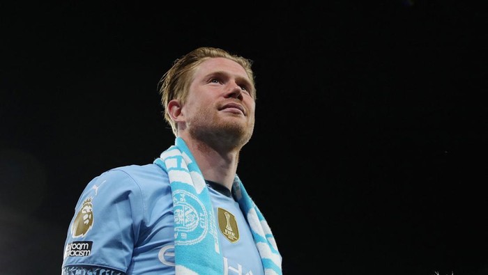 Soccer Football - Premier League - Manchester City v AFC Bournemouth - Etihad Stadium, Manchester, Britain - May 20, 2025 Manchester Citys Kevin De Bruyne during a lap of appreciation after the match as he plays his last match at the Etihad Stadium REUTERS/Scott Heppell EDITORIAL USE ONLY. NO USE WITH UNAUTHORIZED AUDIO, VIDEO, DATA, FIXTURE LISTS, CLUB/LEAGUE LOGOS OR LIVE SERVICES. ONLINE IN-MATCH USE LIMITED TO 120 IMAGES, NO VIDEO EMULATION. NO USE IN BETTING, GAMES OR SINGLE CLUB/LEAGUE/PLAYER PUBLICATIONS. PLEASE CONTACT YOUR ACCOUNT REPRESENTATIVE FOR FURTHER DETAILS..