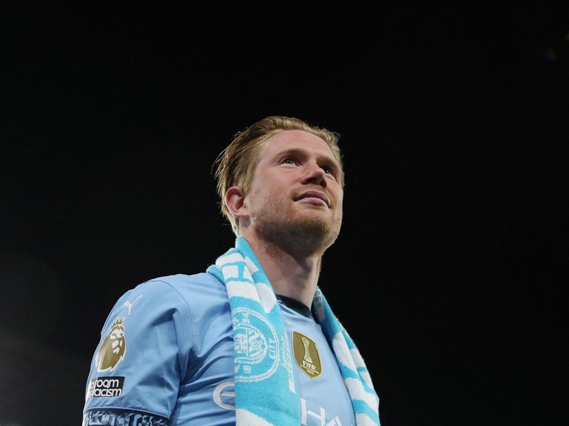 Soccer Football - Premier League - Manchester City v AFC Bournemouth - Etihad Stadium, Manchester, Britain - May 20, 2025 Manchester City's Kevin De Bruyne during a lap of appreciation after the match as he plays his last match at the Etihad Stadium REUTERS/Scott Heppell EDITORIAL USE ONLY. NO USE WITH UNAUTHORIZED AUDIO, VIDEO, DATA, FIXTURE LISTS, CLUB/LEAGUE LOGOS OR 'LIVE' SERVICES. ONLINE IN-MATCH USE LIMITED TO 120 IMAGES, NO VIDEO EMULATION. NO USE IN BETTING, GAMES OR SINGLE CLUB/LEAGUE/PLAYER PUBLICATIONS. PLEASE CONTACT YOUR ACCOUNT REPRESENTATIVE FOR FURTHER DETAILS..