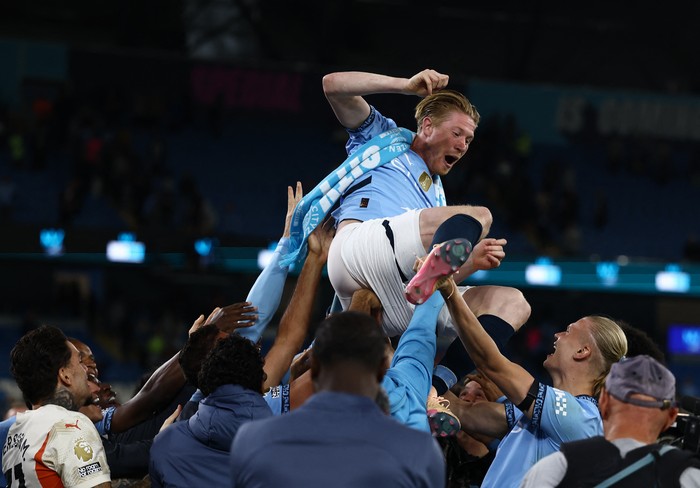 Soccer Football - Premier League - Manchester City v AFC Bournemouth - Etihad Stadium, Manchester, Britain - May 20, 2025 Manchester City's Kevin De Bruyne is thrown in the air by teammates during a tribute after the match as he plays his last match at the Etihad Stadium Action Images via Reuters/Lee Smith EDITORIAL USE ONLY. NO USE WITH UNAUTHORIZED AUDIO, VIDEO, DATA, FIXTURE LISTS, CLUB/LEAGUE LOGOS OR 'LIVE' SERVICES. ONLINE IN-MATCH USE LIMITED TO 120 IMAGES, NO VIDEO EMULATION. NO USE IN BETTING, GAMES OR SINGLE CLUB/LEAGUE/PLAYER PUBLICATIONS. PLEASE CONTACT YOUR ACCOUNT REPRESENTATIVE FOR FURTHER DETAILS..