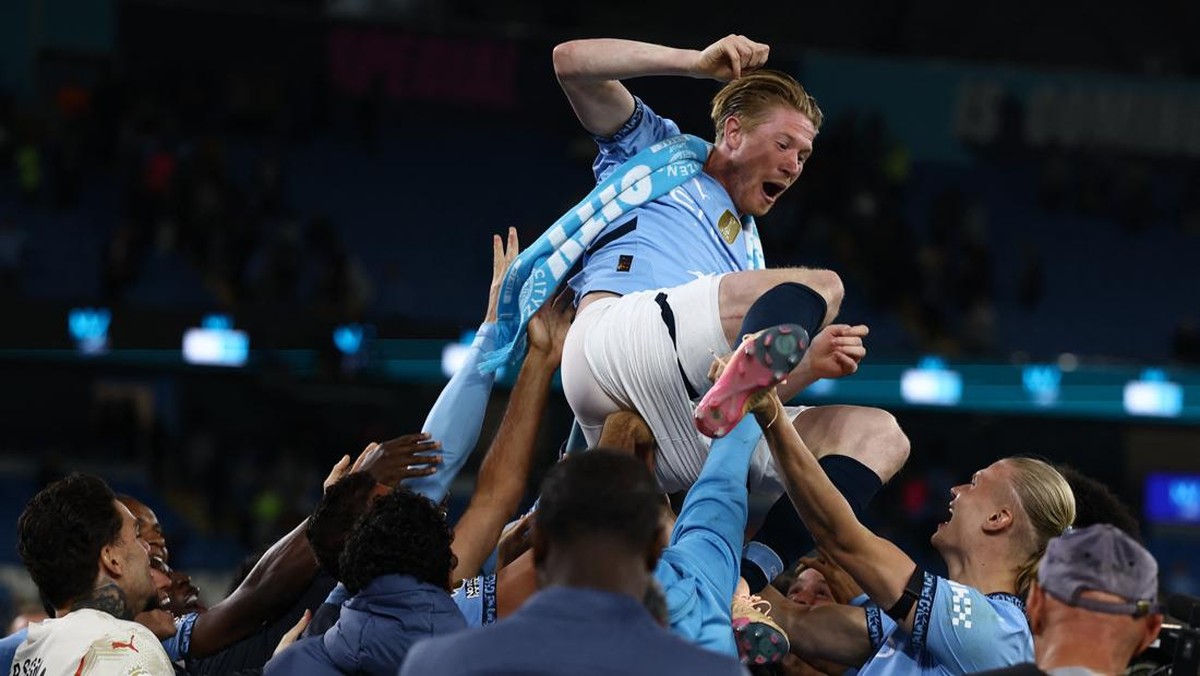 Kevin De Bruyne diarak pemain Manchester City di laga kandang terakhirnya di Etihad. (Foto: Lee Smith/Action Images via Reuters)