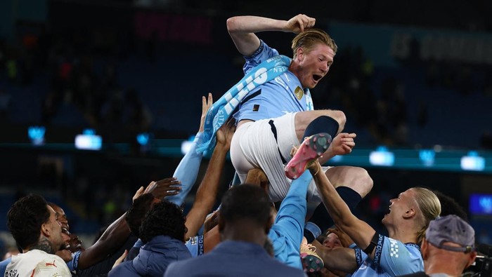 Soccer Football - Premier League - Manchester City v AFC Bournemouth - Etihad Stadium, Manchester, Britain - May 20, 2025 Manchester Citys Kevin De Bruyne is thrown in the air by teammates during a tribute after the match as he plays his last match at the Etihad Stadium Action Images via Reuters/Lee Smith EDITORIAL USE ONLY. NO USE WITH UNAUTHORIZED AUDIO, VIDEO, DATA, FIXTURE LISTS, CLUB/LEAGUE LOGOS OR LIVE SERVICES. ONLINE IN-MATCH USE LIMITED TO 120 IMAGES, NO VIDEO EMULATION. NO USE IN BETTING, GAMES OR SINGLE CLUB/LEAGUE/PLAYER PUBLICATIONS. PLEASE CONTACT YOUR ACCOUNT REPRESENTATIVE FOR FURTHER DETAILS..