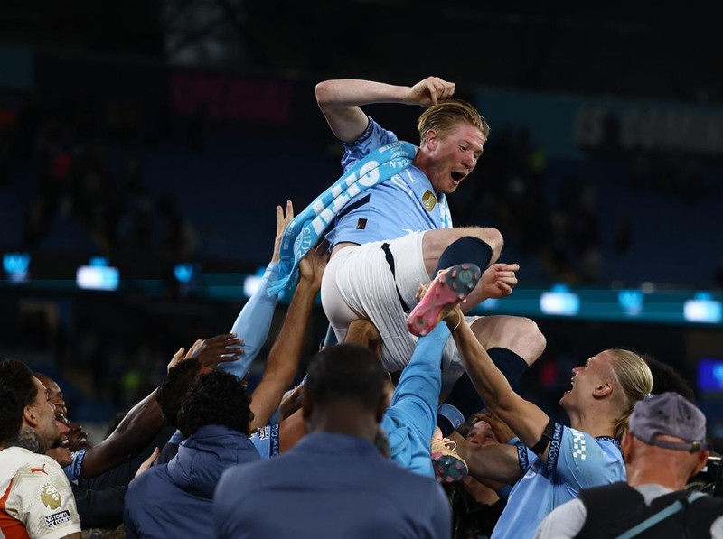 Soccer Football - Premier League - Manchester City v AFC Bournemouth - Etihad Stadium, Manchester, Britain - May 20, 2025 Manchester City's Kevin De Bruyne is thrown in the air by teammates during a tribute after the match as he plays his last match at the Etihad Stadium Action Images via Reuters/Lee Smith EDITORIAL USE ONLY. NO USE WITH UNAUTHORIZED AUDIO, VIDEO, DATA, FIXTURE LISTS, CLUB/LEAGUE LOGOS OR 'LIVE' SERVICES. ONLINE IN-MATCH USE LIMITED TO 120 IMAGES, NO VIDEO EMULATION. NO USE IN BETTING, GAMES OR SINGLE CLUB/LEAGUE/PLAYER PUBLICATIONS. PLEASE CONTACT YOUR ACCOUNT REPRESENTATIVE FOR FURTHER DETAILS..