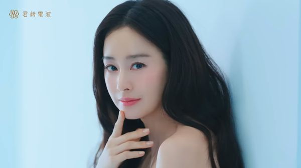 Penampilan Terbaru Kim Tae Hee Jadi Bintang Iklan Kecantikan di Usia 45 Tahun