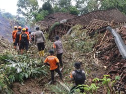 6 Korban Tanah Longsor Trenggalek Diduga Tertimbun Sedalam 10 Meter