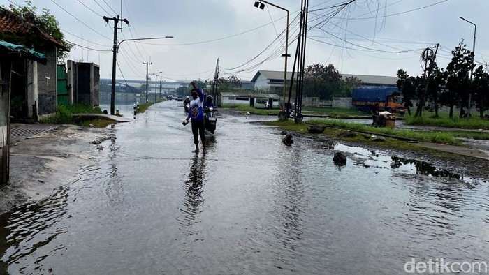 Kondisi genangan banjir di Jalan Raya Sapan menuju Kota Bandung. Kondisi genangan banjir di Jalan Raya Sapan menuju Kota Bandung.