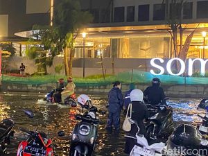 Hujan Lebat di Semarang, Jalan Imam Bonjol Tergenang-Banyak Motor Mogok