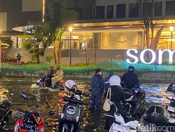 Hujan Lebat di Semarang, Jalan Imam Bonjol Tergenang-Banyak Motor Mogok