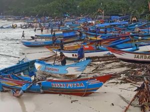 Nekat Melaut Saat Cuaca Buruk, 2 Perahu Nelayan Terbalik Nekat Melaut Saat Cuaca Buruk, 2 Perahu Nelayan Terbalik