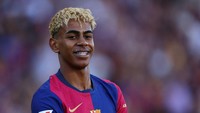 Lamine Yamal kabarnya akan mengenakan jersey Barcelona nomor 10 musim depan usai meneken kontrak baru. Saat ini winger 17 tahun itu masih memakai nomor 19, namun sudah tampil apik dalam dua musim terakhir. (Foto: REUTERS/Albert Gea)