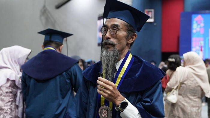 Makoto Uda, Wisudawan WNA dari MBA SBM ITB bagikan dongeng kuliahnya di Indonesia. Makoto Uda, Wisudawan WNA dari MBA SBM ITB bagikan dongeng kuliahnya di Indonesia.