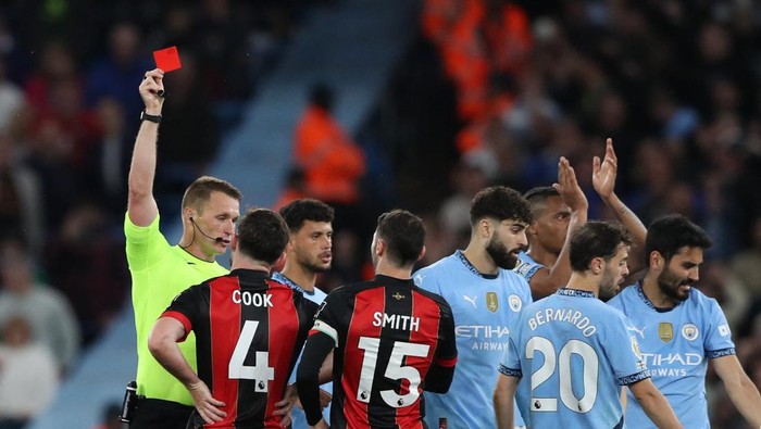 manchester city vs bournemoouth liga inggris premier league lewis cook kartu merah Soccer Football - Premier League - Manchester City v AFC Bournemouth - Etihad Stadium, Manchester, Britain - May 20, 2025 AFC Bournemouths Lewis Cook is shown a red card by referee Thomas Bramall REUTERS/Scott Heppell EDITORIAL USE ONLY. NO USE WITH UNAUTHORIZED AUDIO, VIDEO, DATA, FIXTURE LISTS, CLUB/LEAGUE LOGOS OR LIVE SERVICES. ONLINE IN-MATCH USE LIMITED TO 120 IMAGES, NO VIDEO EMULATION. NO USE IN BETTING, GAMES OR SINGLE CLUB/LEAGUE/PLAYER PUBLICATIONS. PLEASE CONTACT YOUR ACCOUNT REPRESENTATIVE FOR FURTHER DETAILS..
