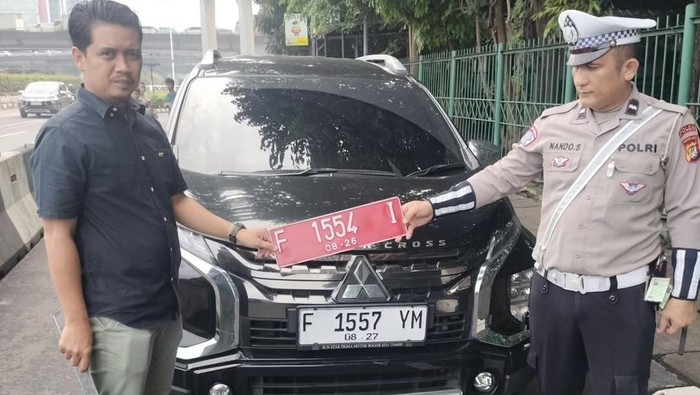 Mobil dinas Pemkab Bogor ditilang di Cawang, Jaktim.