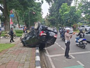 Taksi Online Kecelakaan hingga Terbalik di Bogor, Penumpang Pelajar Terluka
