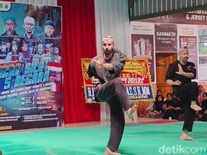 Momen Bule dari 4 Negara Jajal Boles-Pencak Silat di Sukabumi Momen Bule dari 4 Negara Jajal Boles-Pencak Silat di Sukabumi