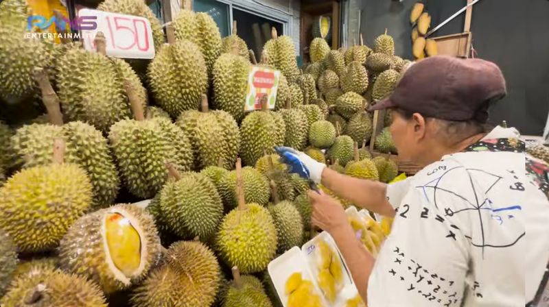 Nagita Slavina hunting durian di Bangkok