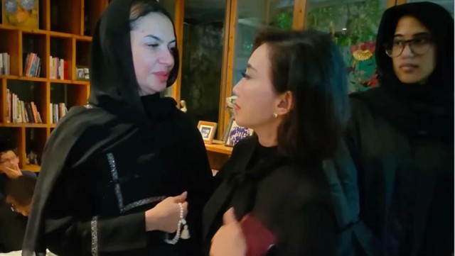 Berita Seputar Selebriti Insertlive Terkini : Potret Najwa Shihab Sambut Pelayat di Rumah Duka Mendiang Suami