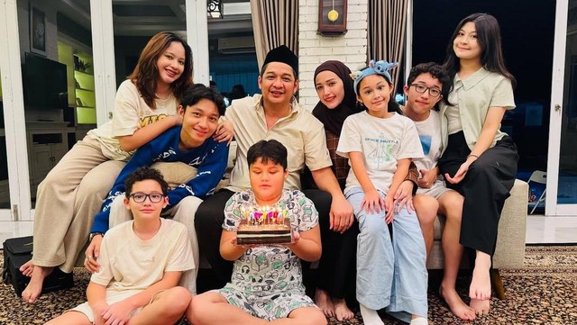 Berita Viral Selebriti dari InsertLive : Rayakan Ulang Tahun Kiesha Alvaro, Visual Keluarga Pasha Ungu Disorot