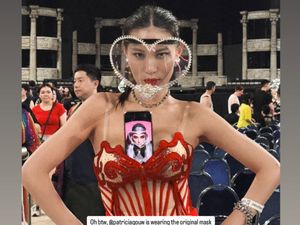 Gaya Patricia Gouw Nonton Konser Lady Gaga, Totalitas Pakai Face Shield Mewah Gaya Patricia Gouw Nonton Konser Lady Gaga, Totalitas Pakai Face Shield Mewah
