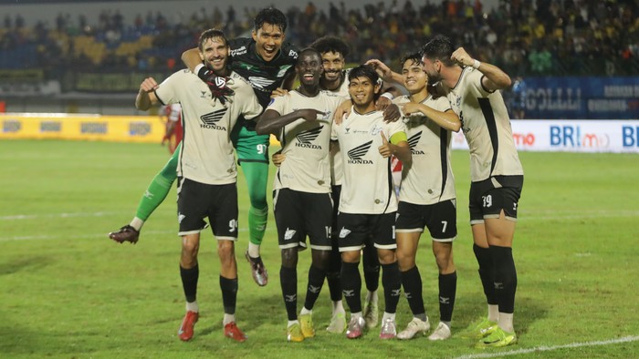 Pemain PSM Makassar merayakan gol penalti yang dicetak Rasyid Bakri ke gawang Barito Putera dalam laga Liga 1 2024/2025.