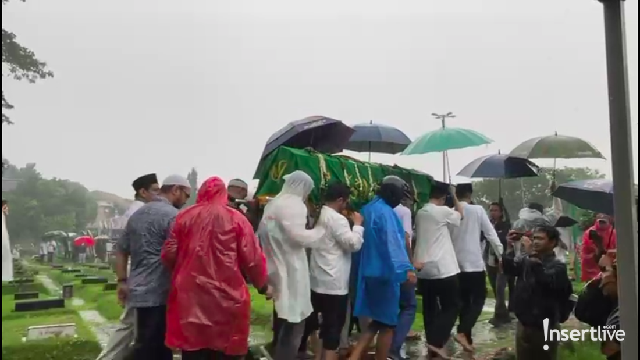 Berita Seputar Selebriti Insertlive Terkini : Diguyur Hujan, 7 Foto Pemakaman Suami Najwa Shihab Dihadiri Anies Baswedan hingga Sudjiwo Tedjo