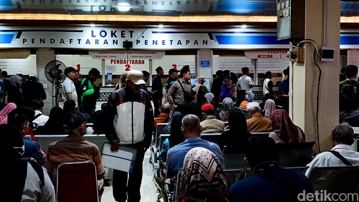 Pemprov Banten Kaji Perpanjangan Waktu Pemutihan Pajak Kendaraan Warga mengelola pajak kendaraan di kantor Samsat Ciputat, Tangerang Selatan, Banten, Rabu (21/5/2025). Gubernur Banten Andra Soni mengaku memperoleh aspirasi untuk memperpanjang masa pemutihan pajak kendaraan bermotor. Ia pun menyatakan sedang mengkaji hal tersebut dengan serius.